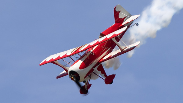 Pitts Model 12 performing a steep manouevre